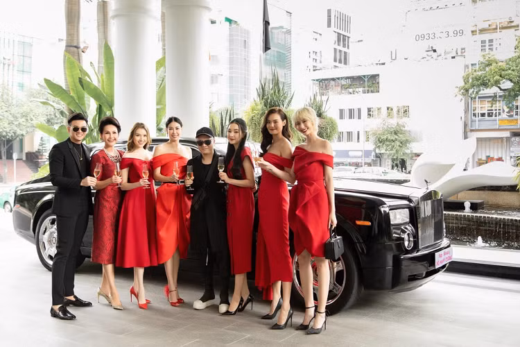 Đỗ Mạnh Cường không tiết lộ giá trị cụ thể của chiếc xe nhưng thông thường dòng Rolls-Royce Phantom đời cũ có giá trên 10 tỷ đồng.