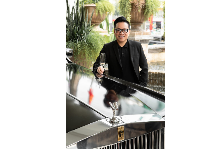 Giá xe Rolls-Royce Phantom đời mới nhất chính hãng tại Việt Nam hiện khoảng trên 50 tỷ đồng. Như vậy, chỉ trong năm 2020 mà cách nhau 6 tháng thôi Đỗ Mạnh Cường đã sắm đến 2 chiếc xế hộp sang trọng thì chứng tỏ anh là đại gia của Vbiz.