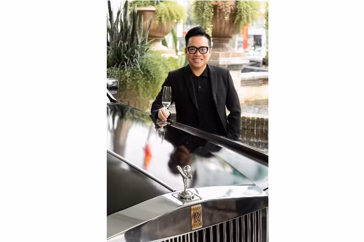 Giá xe Rolls-Royce Phantom đời mới nhất chính hãng tại Việt Nam hiện khoảng trên 50 tỷ đồng. Như vậy, chỉ trong năm 2020 mà cách nhau 6 tháng thôi Đỗ Mạnh Cường đã sắm đến 2 chiếc xế hộp sang trọng thì chứng tỏ anh là đại gia của Vbiz.