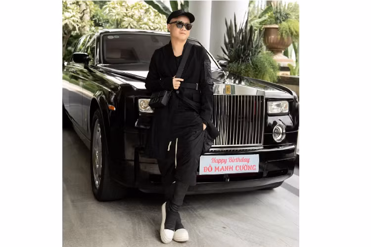 Dường như cuộc sống trong mùa dịch của NTK Đỗ Mạnh Cường vừa qua không bị ảnh hưởng gì khi anh vừa chi tiền tỷ tổ chức show diễn cá nhân thứ 10. Hồi đầu tháng 6/2020 anh gây chú ý khi mua xế hộp 5,5 tỷ đồng với lý do xe cũ màu đen còn tốt nhưng chưa thực sự may mắn nên quyết định sắm xe mới tông trắng hy vọng "đổi vận". Tuy nhiên vừa được nửa năm, Đỗ Mạnh Cường tiếp tục chứng tỏ sự giàu có khi "tậu" thêm chiếc xe siêu sang Rolls-Royce Phantom để mừng tuổi mới