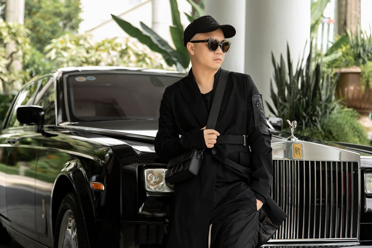 Có ngày sinh nhật đặc biệt nhất trong năm khi trùng với Giáng sinh là 24/12, NTK Đỗ Mạnh Cường đã tự thưởng cho mình siêu xe Rolls-Royce Phantom nhân dịp tuổi mới.