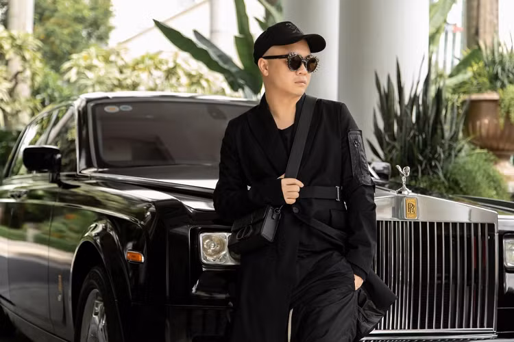 Có ngày sinh nhật đặc biệt nhất trong năm khi trùng với Giáng sinh là 24/12, NTK Đỗ Mạnh Cường đã tự thưởng cho mình siêu xe Rolls-Royce Phantom nhân dịp tuổi mới.