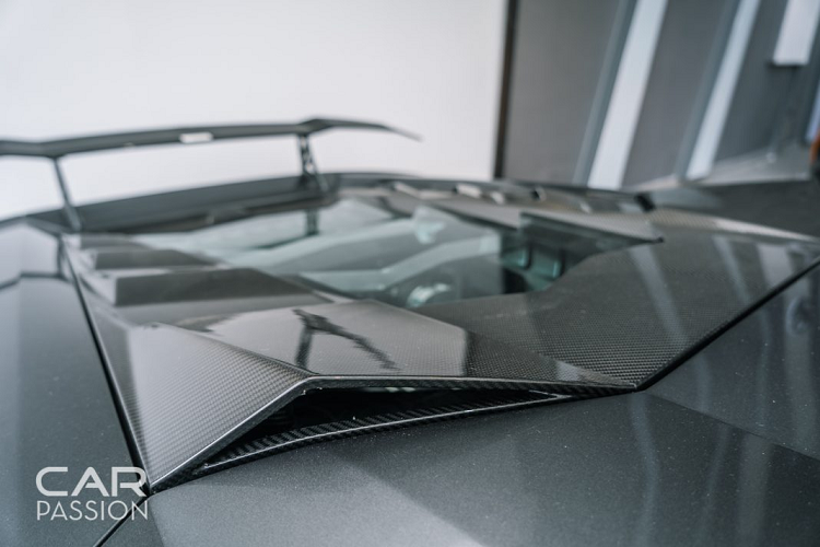 Toàn bộ những chi tiết nâng cấp của ống xả sẽ giúp chiếc xe tăng thêm 5% công suất cũng như giảm khoảng 15 kg đến 20 kg trọng lượng. Bộ ống xả này có giá khoảng 14.000 USD (tương đương 325 triệu đồng).