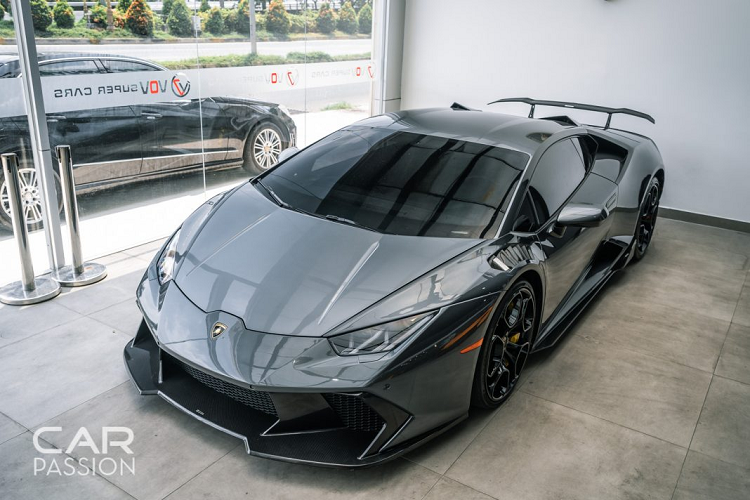 Hiện tại, chiếc siêu xe Lamborghini Huracan độ Vorsteiner độc nhất Việt Nam này đang được trưng bày tại showroom siêu xe VOV, Quận 7, TP. Hồ Chí Minh và được chào bán với giá trên 11 tỷ Đồng.