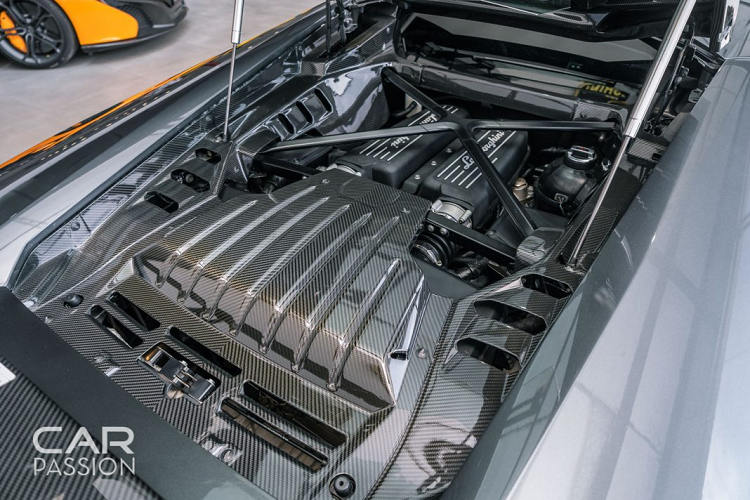 Bên cạnh vẻ ngoài hầm hố, chiếc Lamborghini Huracan này còn sở hữu hệ thống ống xả được nâng cấp đến từ thương hiệu Frequency Intelligent (Fi). Hệ thống ống xả này được nâng cấp với phần pô ngoài tích hợp cơ cấu đóng mở thông qua remote điều khiển từ xa, cùng với đó là bộ downpipe phía trong.