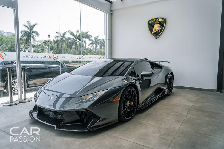 Chiếc siêu xe Lamborghini Huracan này là một trong ba chiếc tại Việt Nam sở hữu gói độ đến từ Vorsteiner và đây là chiếc duy nhất được độ với gói nâng cấp toàn diện Novara Edizione. Khác với bản độ nhẹ Verona Edizione, Novara Edizione cung cấp cho chiếc Huracan với nhiều chi tiết mới, hầm hố và góc cạnh hơn so với việc chỉ nâng cấp một số chi tiết nhỏ.