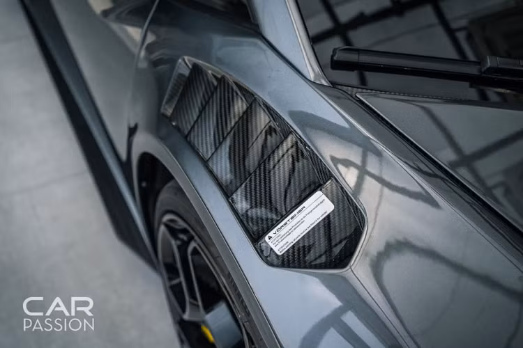 Ngoài những trang bị đến từ gói độ Novara Edizione của Vorsteiner, xe còn sở hữu một số chi tiết nâng cấp, nổi bật là nắp máy đến từ Mansory dành cho dòng siêu xe này. Thay cho nắp máy kính phẳng tiêu chuẩn trên xe, nắp máy kính của Mansory được thiết kế xếp tầng góc cạnh với hai khe hút gió nổi, tạo thêm vẻ hầm hố cho chiếc xe.