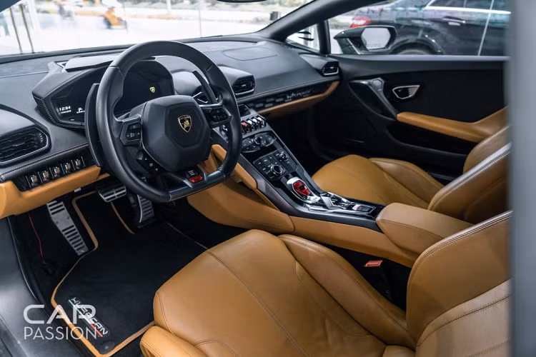 Hãng siêu xe Lamborghini cung cấp cho Huracan ba chế độ lái Strada (Đường phố), Sport (thể thao) và Corsa (đua). Mỗi chế độ sẽ tối ưu hóa hệ thống truyền động của từng cầu xe, độ đầm của vô-lăng và phân phối lực kéo tới từng bánh xe.