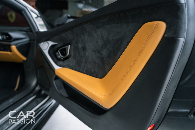 Lamborghini Huracan LP610-4 là dòng siêu xe sử dụng động cơ V10 hút khí tự nhiên thay thế cho dòng sản phẩm Gallardo trước đây. Xe sử dụng động cơ V10 5,2 lít có thể sản sinh công suất cực đại 601 mã lực và mô-men xoắn cực đại 560 Nm. Sức mạnh được truyền đến cả bốn bánh xe thông qua hộp số ly hợp kép 7 cấp, nhờ đó, xe có thể tăng tốc lên 100 km/h trong chỉ 3,2 giây, tốc độ tối đa đạt 325 km/h.