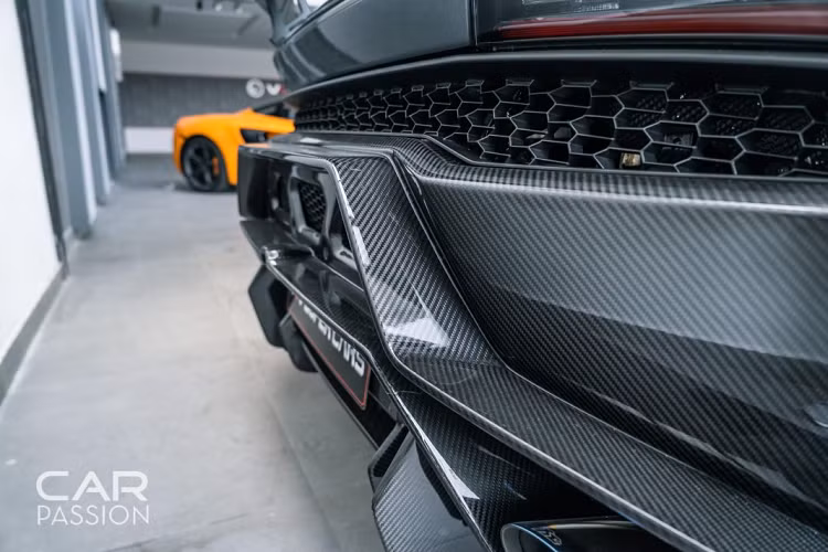Chủ nhân chiếc xe Lamborghini Huracan LP610-4 độ khủng này cũng tinh tế nâng cấp phần ốp khoang máy và ốp cốp trước bằng các chi tiết bằng sợi carbon do Mansory cung cấp. Ba chi tiết này của Mansory trị giá ở mức trên 22.000 USD (tới trên 511 triệu đồng).