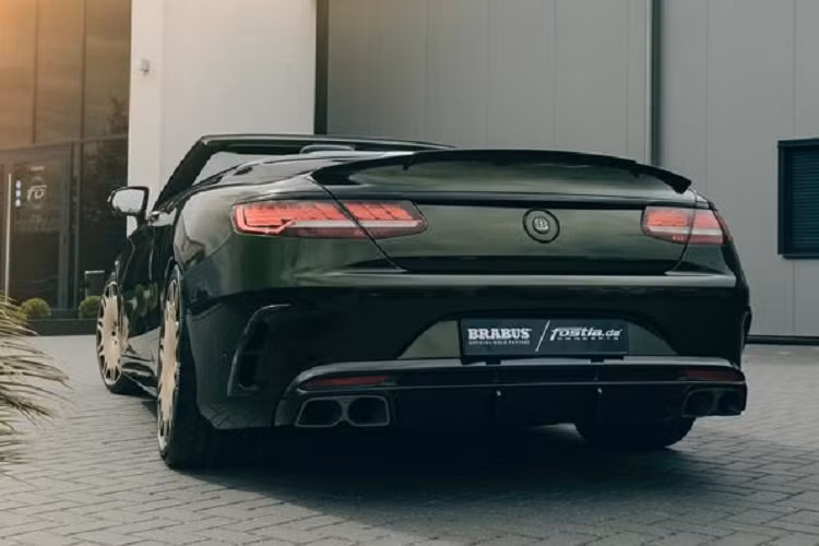 Nhưng thật đáng tiếc, chiếc xe mui trần vẫn có sức mạnh 577 mã lực và mô-men xoắn cực đại 900Nm, xe có thể tăng tốc từ 0 - 100 km/h trong chưa đến 4 giây và tốc độ tối đa đạt mức 250 km/h.