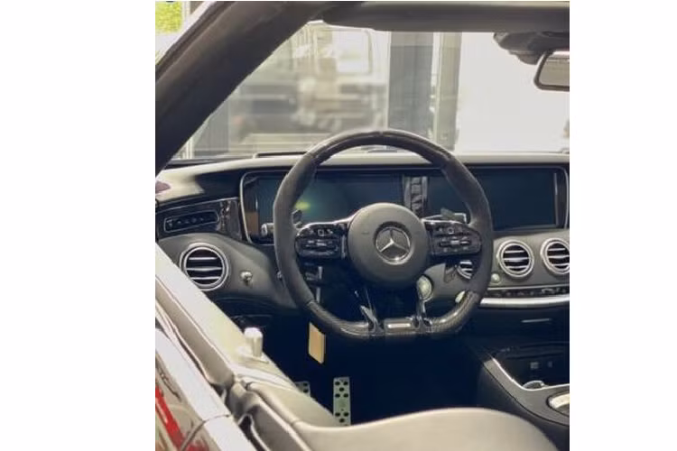 Đối với một dự án tùy chỉnh đặc sắc như thế này, chúng ta có quyền mong đợi về việc động cơ tăng áp kép V8 5.5L của Mercedes-AMG S63 Cabriolet 2016 cũng được nâng cấp.