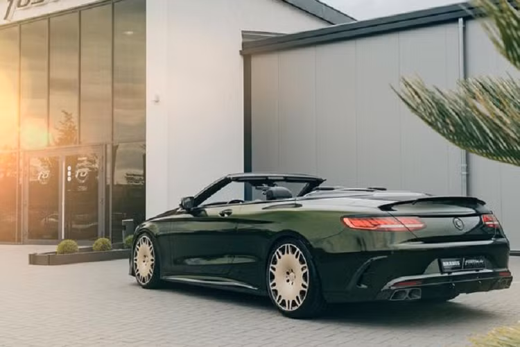 Sự mạnh mẽ của chiếc xe tiếp tục được nhấn mạnh với các đường viền sơn đen thay thế cho crôm trước đây. Đặc biệt, chiếc Mercedes-AMG S63 Cabriolet đời 2016 này được trang bị bộ la-zăng 21 inch bằng đồng có thiết kế tinh tế như xe Maybach.