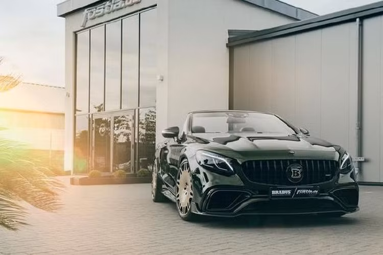 Trong đó, Brabus chịu trách nhiệm chế tạo bộ bodykit bằng sợi carbon cho Mercedes-AMG S63 Cabriolet mui trần, bao gồm cánh gió trước, bộ khuếch tán sau, cánh lướt gió trên nắp cốp và các huy hiệu Brabus. Ngoài ra, Mercedes-AMG S63 mui trần cũng nhận được lưới tản nhiệt mới với các thanh dọc mang cảm hứng từ những chiếc AMG hiện đại.