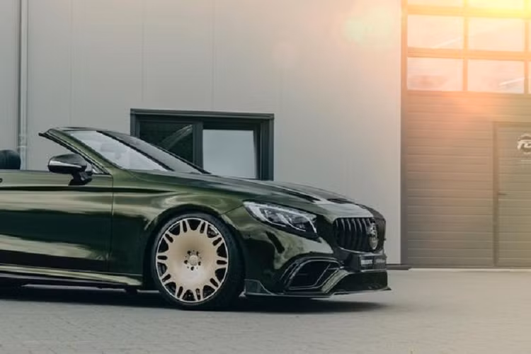 Brabus cũng là đơn vị chịu trách nhiệm cung cấp cho xe các bậc cửa chiếu sáng tùy chỉnh, chốt khóa cửa, lẫy chuyển số bằng sợi carbon, thảm sàn độc quyền và một số tính năng khác, trong khi việc bọc thân xe trong màu xanh lá cây Olea-Green và phủ lớp bảo vệ chống xước được thực hiện bởi Fostla.