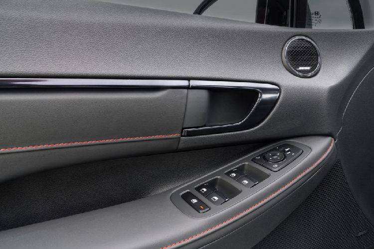 Bên trong, khoang lái của Sonata N Line được Hyundai nâng cấp với chỉ khâu tương phản màu đỏ trên vô-lăng và bộ ghế ngồi thể thao. Bảng táp-lô, táp-pi cửa và bảng điều khiển trung tâm được ốp kim loại mạ crom tối màu. Mẫu xe này sở hữu hệ thống giải trí với màn hình cảm ứng điện dung và bộ loa Bose.