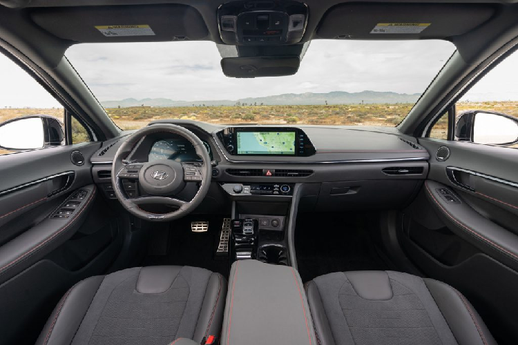 Sự nâng cấp ngoại thất tiếp tục được mang đến đuôi xe với cánh lướt gió nhỏ phía trên nắp cốp, cản sau sơn đen và bộ ống xả kép đối xứng thể thao.