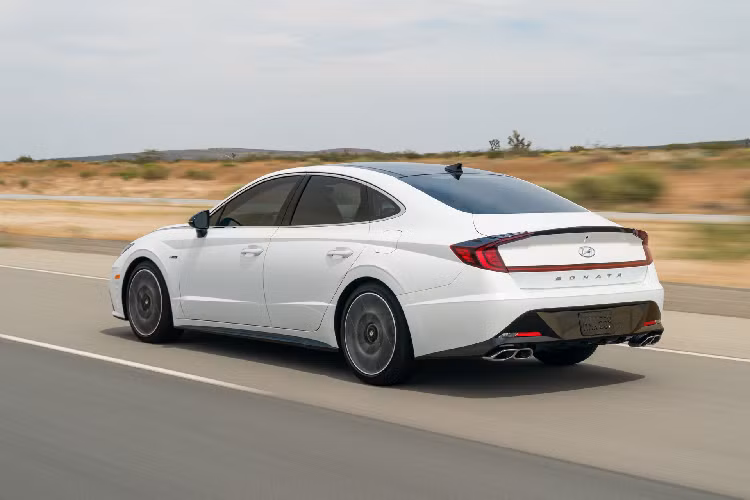 Vòng ra hai bên hông, Hyundai Sonata N line 2021 sở hữu cho mình bộ mâm 19 inch được sơn hai tông màu xám – đen, kết hợp hoàn hảo cùng các đường gân trên cửa xe và bộ ốp hông hoàn toàn mới.