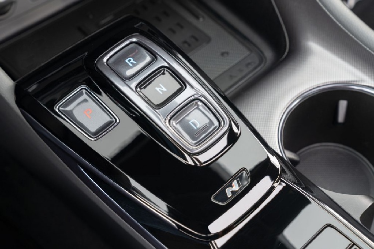 “Hyundai Sonata N Line 2021 sẽ thu hút được nhiều khách hàng hơn đến với cả dòng xe Sonata và dòng sản phẩm hiệu năng cao N Line,” SangYup Lee, trưởng trung tâm thiết kế toàn cầu của Hyundai cho biết. “Sonata N Line sẽ thu hút được những khách hàng muốn có được những đường nét thể thao trên một chiếc sedan.”