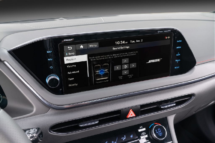 Chủ sở hữu có thể mở khóa và khởi động xe thông qua công nghệ giao tiếp NFC khi Sonata N Line được trang bị 3 bộ cảm biến NFC, 2 trong số đó được đặt ở mỗi tay nắm cửa phía trước và cảm biến thứ 3 được tích hợp vào bộ sạc không dây nằm trong khu vực bảng điều khiển trung tâm.