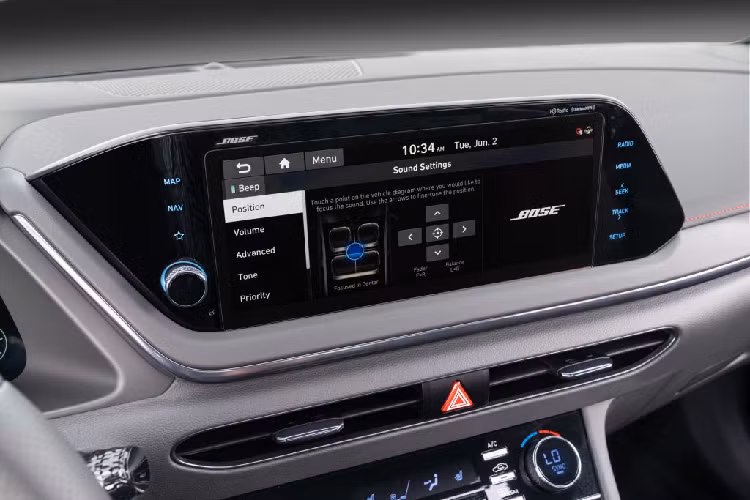 Chủ sở hữu có thể mở khóa và khởi động xe thông qua công nghệ giao tiếp NFC khi Sonata N Line được trang bị 3 bộ cảm biến NFC, 2 trong số đó được đặt ở mỗi tay nắm cửa phía trước và cảm biến thứ 3 được tích hợp vào bộ sạc không dây nằm trong khu vực bảng điều khiển trung tâm.