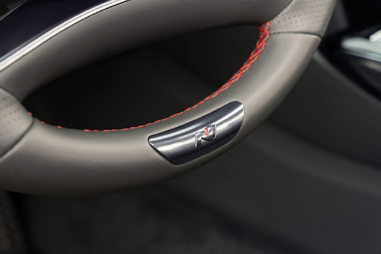 Ở thế hệ mới, Hyundai Sonata sẽ có được thiết kế nội thất hầm hố với hai màn hình điện tử. Cần số truyền thống của xe được thay thế bằng các nút bấm để vào số như trên những chiếc xe thể thao, siêu xe. Hyundai cũng trang bị cả khóa điện tử cho mẫu xe này và có thể dễ dàng kích hoạt thông qua ứng dụng trên điện thoại thông minh.