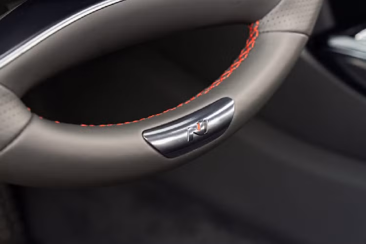 Ở thế hệ mới, Hyundai Sonata sẽ có được thiết kế nội thất hầm hố với hai màn hình điện tử. Cần số truyền thống của xe được thay thế bằng các nút bấm để vào số như trên những chiếc xe thể thao, siêu xe. Hyundai cũng trang bị cả khóa điện tử cho mẫu xe này và có thể dễ dàng kích hoạt thông qua ứng dụng trên điện thoại thông minh.