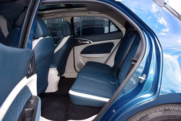 Hàng ghế phía sau trông rộng rãi, nhiều chỗ để chân