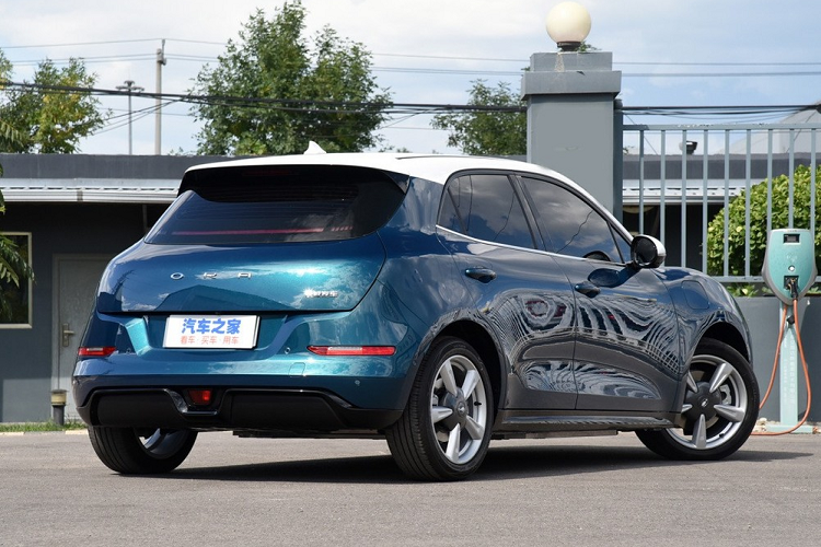 Nội thất xe không có được thiết kế vui mắt như bên ngoài nhưng cũng đủ đẹp với hệ thống màn hình kép nằm nổi trên mặt táp lô, vô lăng 2 chấu 2 tông màu thú vị, cụm điều khiển trung tâm không có nhiều nút bấm, và ghế ngồi theo phong cách cổ điển