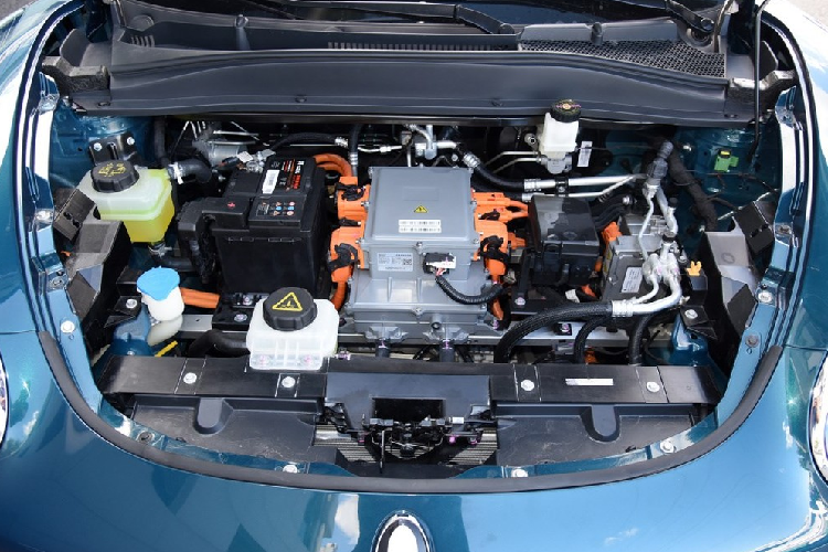 Dựa theo nhà sản xuất, chiếc xe điện bé nhỏ này có cự li di chuyển lên tới 501 km theo chu trình NEDC, thừa đủ để đáp ứng vai trò phương tiện đi lại trong đô thị. Kích thước xe là dài 4.235 mm, rộng 1.825 mm, cao 1.596 mm, và trục cơ sở 2.650 mm.