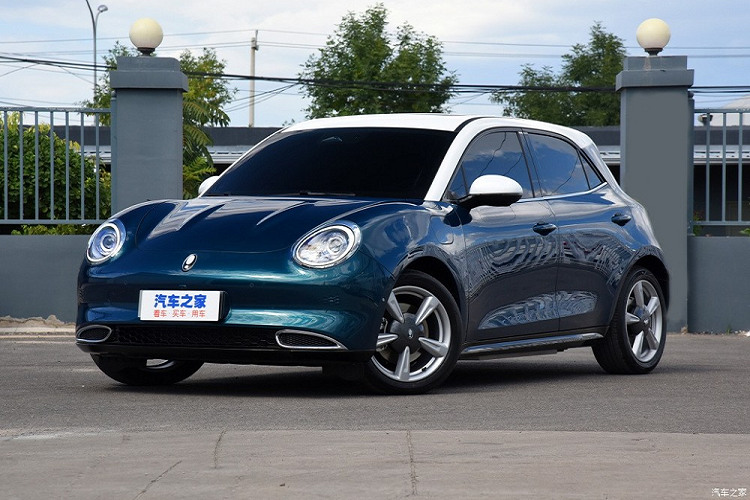 Phía trước của chiếc xe điện Trung Quốc này có thể gợi nhớ tới mẫu Volkswagen Beetle nguyên bản, hoặc thậm chí là một chiếc Porsche 911 cổ điển. Phần hông xe trông rộng và có chất thể thao, kết hợp với đó là lớp sơn hai tông màu (thân vỏ xanh và nóc trắng).