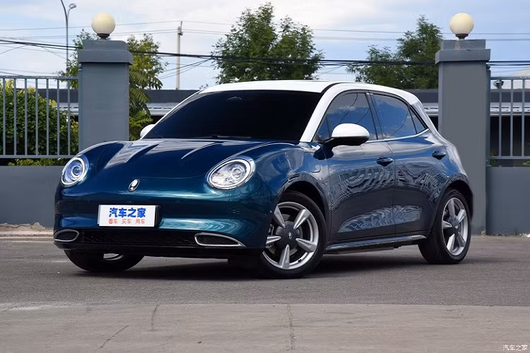Phía trước của chiếc xe điện Trung Quốc này có thể gợi nhớ tới mẫu Volkswagen Beetle nguyên bản, hoặc thậm chí là một chiếc Porsche 911 cổ điển. Phần hông xe trông rộng và có chất thể thao, kết hợp với đó là lớp sơn hai tông màu (thân vỏ xanh và nóc trắng).