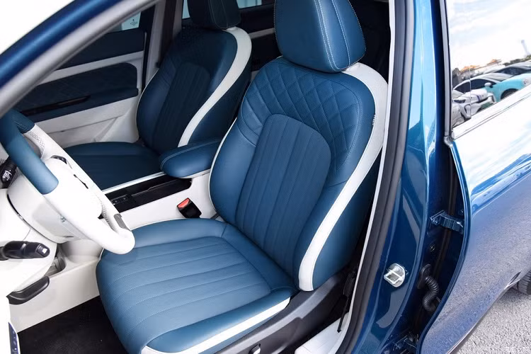 Hàng ghế phía trước trông có vẻ êm ái