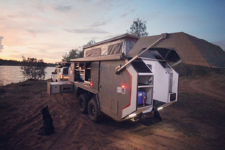 Để nâng cao khả năng off-road, EXP-6 GT hoàn toàn mới được trang bị bộ lốp chuyên dụng kích thước 35 inch, thân vỏ kín khí để vượt địa hình ngập nước (nhờ dán keo epoxy). Bruder cung cấp khá nhiều tùy chọn cho EXP-6 GT với mức giá khởi điểm từ 100.000 USD, chưa bao gồm các tùy chọn và phí vận chuyển.