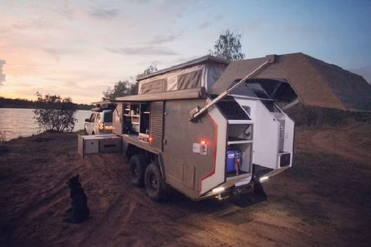 Để nâng cao khả năng off-road, EXP-6 GT hoàn toàn mới được trang bị bộ lốp chuyên dụng kích thước 35 inch, thân vỏ kín khí để vượt địa hình ngập nước (nhờ dán keo epoxy). Bruder cung cấp khá nhiều tùy chọn cho EXP-6 GT với mức giá khởi điểm từ 100.000 USD, chưa bao gồm các tùy chọn và phí vận chuyển.