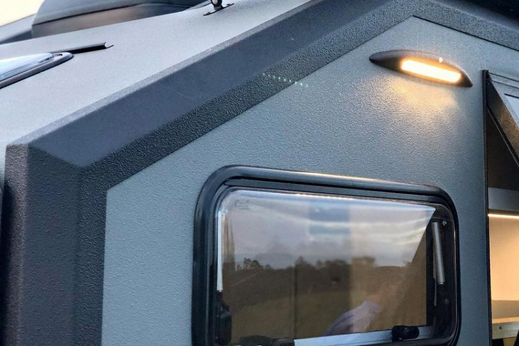 Phần khung thép của EXP-6 GT được liên kết với thân vỏ qua các giá đỡ cách ly nhằm độ rung khi vượt qua các địa hình phức tạp. Theo hãng Bruder, kết cấu này còn giúp EXP-6 GT chịu được khối lượng gấp 10 lần cân nặng của xe.