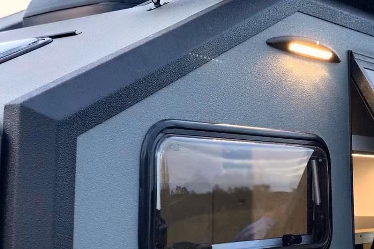 Phần khung thép của EXP-6 GT được liên kết với thân vỏ qua các giá đỡ cách ly nhằm độ rung khi vượt qua các địa hình phức tạp. Theo hãng Bruder, kết cấu này còn giúp EXP-6 GT chịu được khối lượng gấp 10 lần cân nặng của xe.