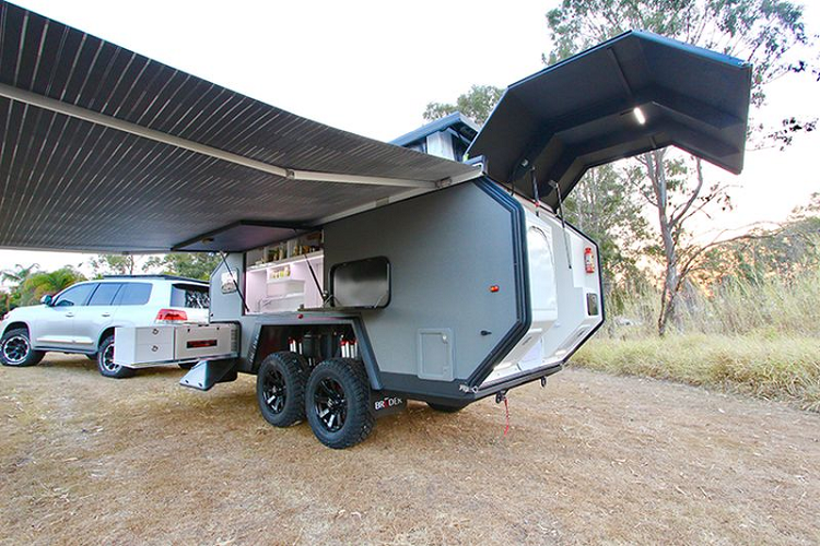 Nếu bạn cần một ngôi nhà di động để kéo theo sau xe, Bruder EXP-6 GT sẽ đi cùng bạn đến mọi nơi.