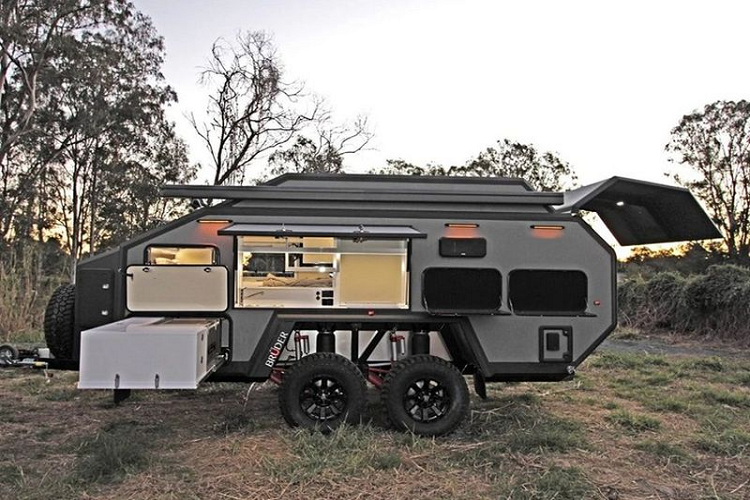 Để có vượt qua mọi loại địa hình, Bruder EXP-6 GT có khoảng sáng gầm lên đến 650 mm. Trong khi đó, khoảng sáng gầm của "ông hoàng off-road" Mercedes-Benz G-Class chỉ là 240 mm.