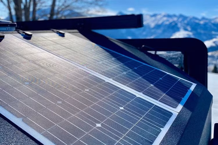 EXP-6 GT có khung bằng thép với thân vỏ bằng sợi thủy tinh, được liên kết bằng keo epoxy dày 30 mm. Nhờ vậy, Bruder EXP-6 GT có khối lượng nhẹ hơn các mẫu nhà di động khác nhưng vẫn đảm bảo sự cứng cáp.