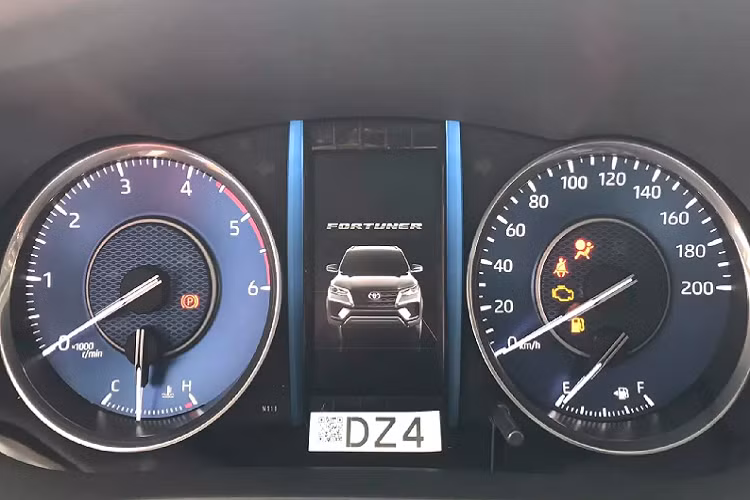 Nội thất Fortuner 2.4MT 4x2 MT phiên bản giá rẻ này nhắm vào đối tượng khách mua xe chạy để dịch vụ, khách mua xe đề cao sự thực dụng nên ít trang bị tiện nghi và giải trí. Tuy nhiên nó vẫn đáp ứng tốt cho nhu cầu sử dụng cơ bản.