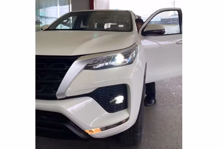 Bản nâng cấp faelift của Fortuner 2021 bao gồm 2 kiểu thiết kế khác nhau, từ mạnh mẽ thể thao trên phiên bản Legender và nâng cấp nhẹ lưới tản nhiệt, đèn pha trên phiên bản thông thường. Trong khi kích thước tổng thể vẫn được duy trì – không thay đổi.