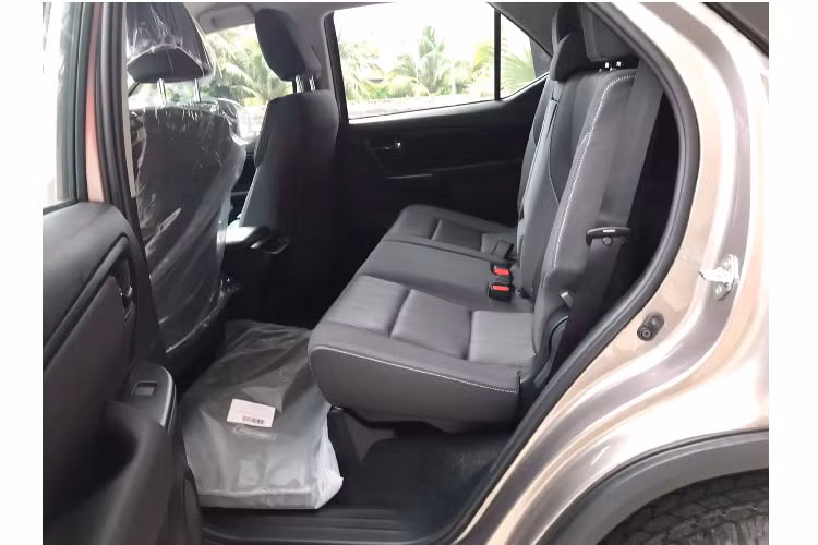 Nội thất Fortuner 2.4MT 4x2 MT 2021 không thay đổi nhiều so với bản cũ. Xe sử dụng ghế nỉ, hàng ghế trước chỉnh cơ, vô lăng tích hợp các nút điều chỉnh âm thanh, màn hình hiển thị đa thông tin, màn hình cảm ứng nâng cấp loại 7 inch, 6 loa, điều hoà chỉnh tay 2 giàn lạnh…