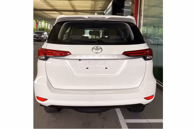 Ngoại thất Fortuner 2.4MT 4x2 MT được trang bị đèn pha LED projector và đèn sương mù LED mới, đèn xi nhan được đặt thấp, trong khi mặt ca lăng bao gồm lưới tản nhiệt được tinh chỉnh thiết kế lại thể thao hơn trước. Phiên bản tiêu chuẩn này vẫn sử dụng bộ mâm 17 inch (265/65R17) thiết kế như cũ. Trong khi bản máy dầu 2.4L số tự động khả năng cao sẽ sử dụng mâm 18 inch thiết kế sang trọng hơn.