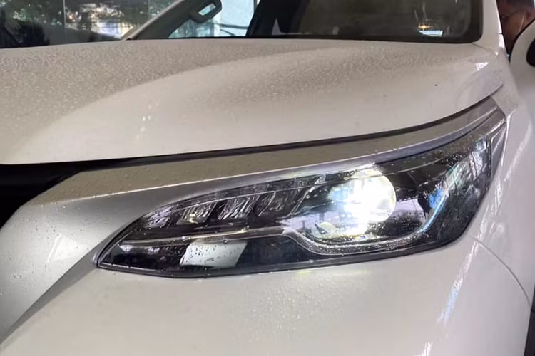 Theo nguồn tin được biết, Fortuner 2021 sẽ được phân phối tổng cộng 7 phiên bản khác nhau. Bao gồm động cơ dầu 2.8L mới đã được tinh chỉnh công suất hơn 200 mã lực và mô-men xoắn cực đại 500Nm, tương tự trên Hilux 2021.