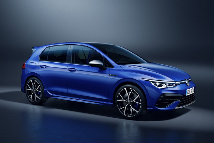 Hệ dẫn động 4 bánh trên Volkswagen Golf R thế hệ mới được trang bị công nghệ torque vectoring giúp hạn chế tình trạng thiếu lái và giảm bán kính quay đầu tối thiểu. Golf R 2022 có khả năng tăng tốc 0-100 km/h trong 4,7 giây, tốc độ tối đa 250 km/h.
