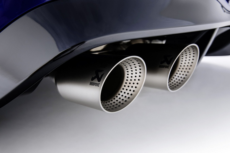 Hệ thống treo được điều chỉnh theo hướng thể thao với lò xo cứng hơn. Các kỹ sư của Volkswagen bổ sung thêm cho Golf R 2021 một khung phụ và chỉnh góc camber âm cho phép tăng tốc độ của xe khi vào cua. Những thay đổi này giúp giảm chiều cao xe thêm 20 mm so với chiếc Golf tiêu chuẩn.