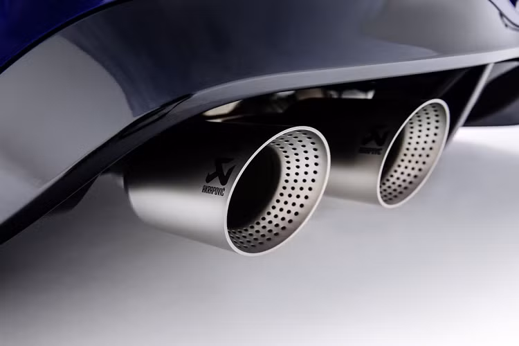 Hệ thống treo được điều chỉnh theo hướng thể thao với lò xo cứng hơn. Các kỹ sư của Volkswagen bổ sung thêm cho Golf R 2021 một khung phụ và chỉnh góc camber âm cho phép tăng tốc độ của xe khi vào cua. Những thay đổi này giúp giảm chiều cao xe thêm 20 mm so với chiếc Golf tiêu chuẩn.