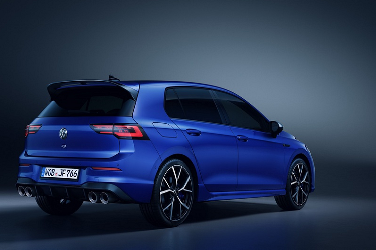 Xe được trang bị bộ mâm đa chấu 19 inch, lốp xe là loại hiệu suất cao. Phần cản sau của Golf R 2021 được tạo hình thể thao hơn đời cũ với cánh gió màu đen bóng và cụm ống xả kép 4 lỗ thoát.