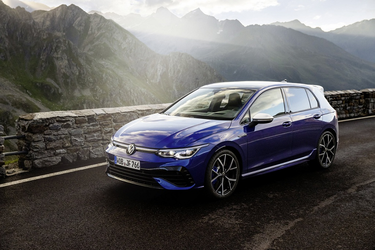 Nhiều người cảm thấy hơi thất vọng vì Volkswagen Golf bản tiêu chuẩn bị khai tử ở một số thị trường, bao gồm Mỹ, nhưng nhìn vào mặt tích cực thì thật may khi hai phiên bản hiệu suất là Golf GTI và Golf R vẫn được giữ lại. Mới đây nhất chính là Volkswagen Golf R 2021 mới được ra mắt.